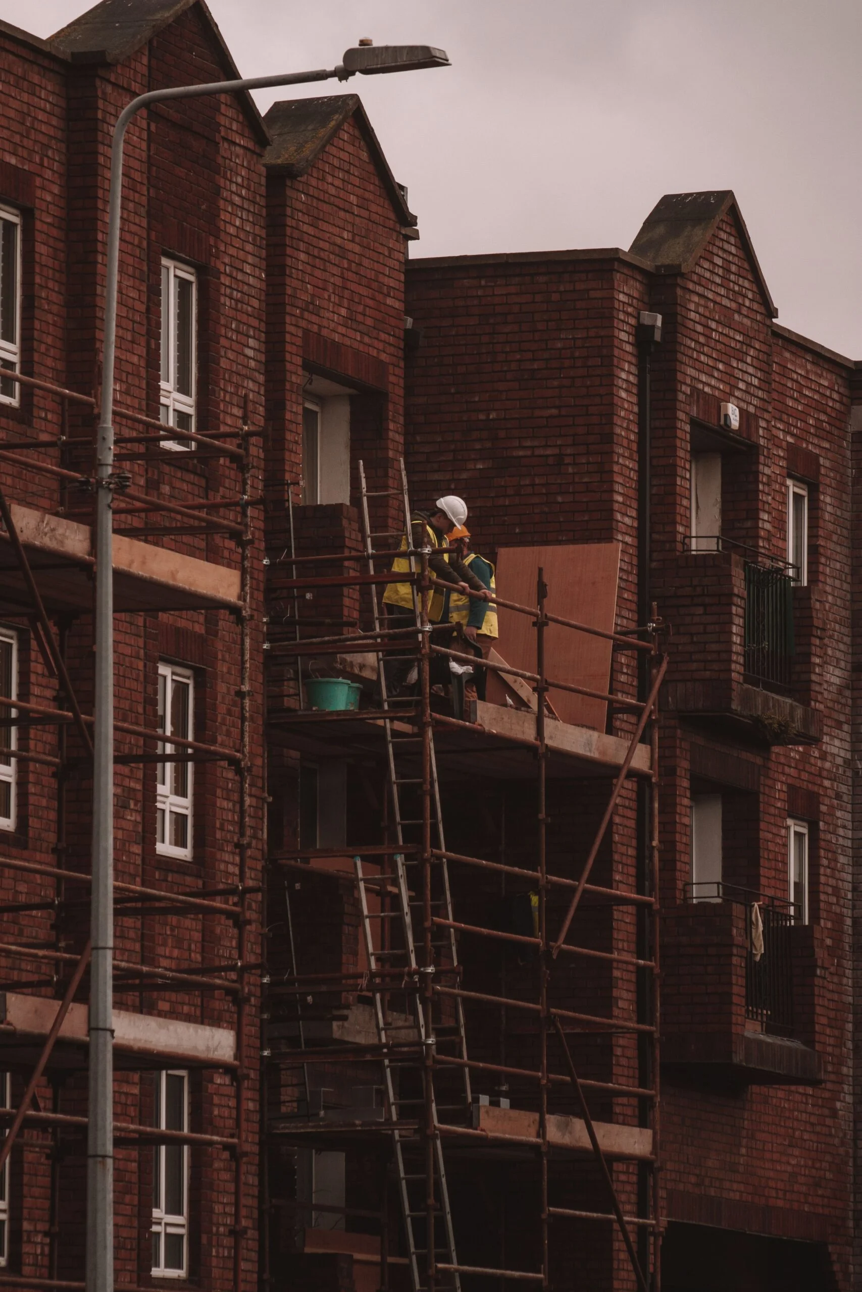 Malfaçon artisan : ouvriers rénovant un bâtiment