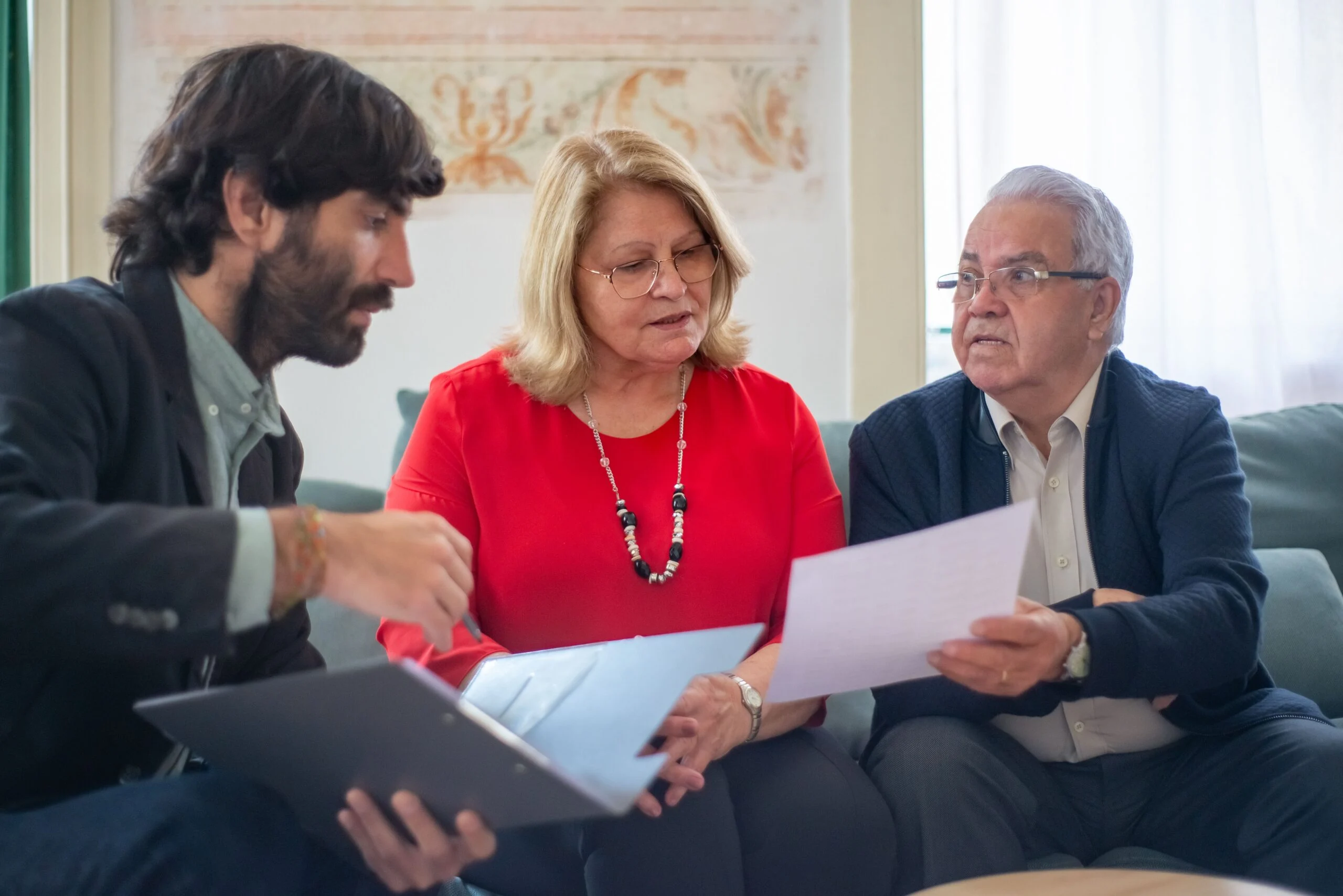 Assurance habitation senior : conseiller avec un couple senior