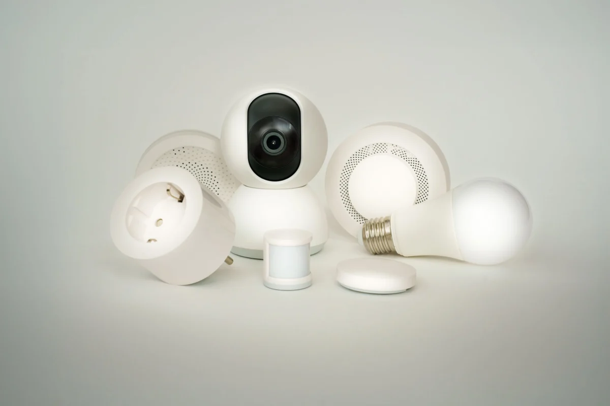Assurance maison connectée : objets domotiques caméra et ampoule connectées