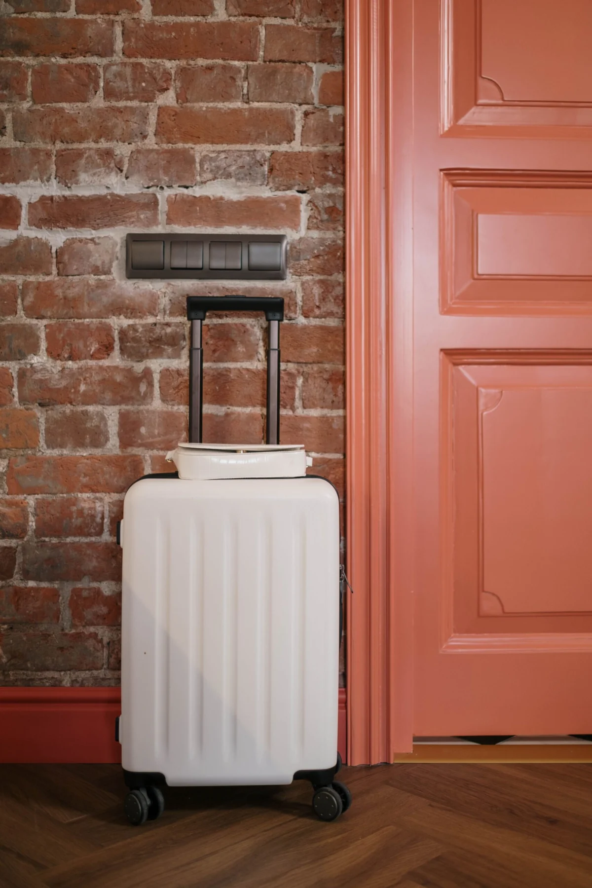 Location saisonnière assurance habitation : arrivée d'un vacancier avec ses bagages
