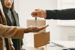 Assurance habitation jeune actif : bien choisir son premier contrat