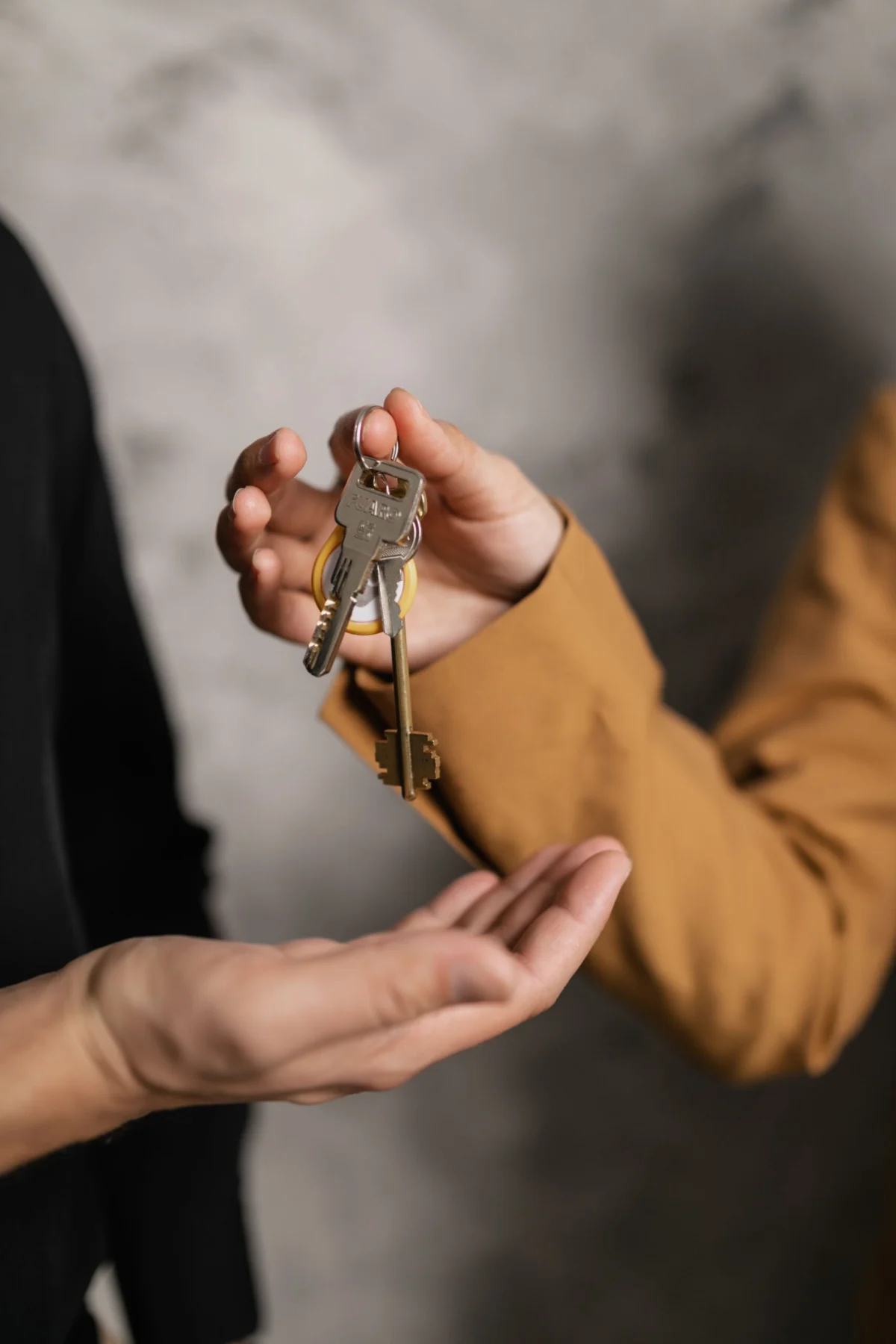 Location saisonnière assurance habitation : remise des clés au locataire