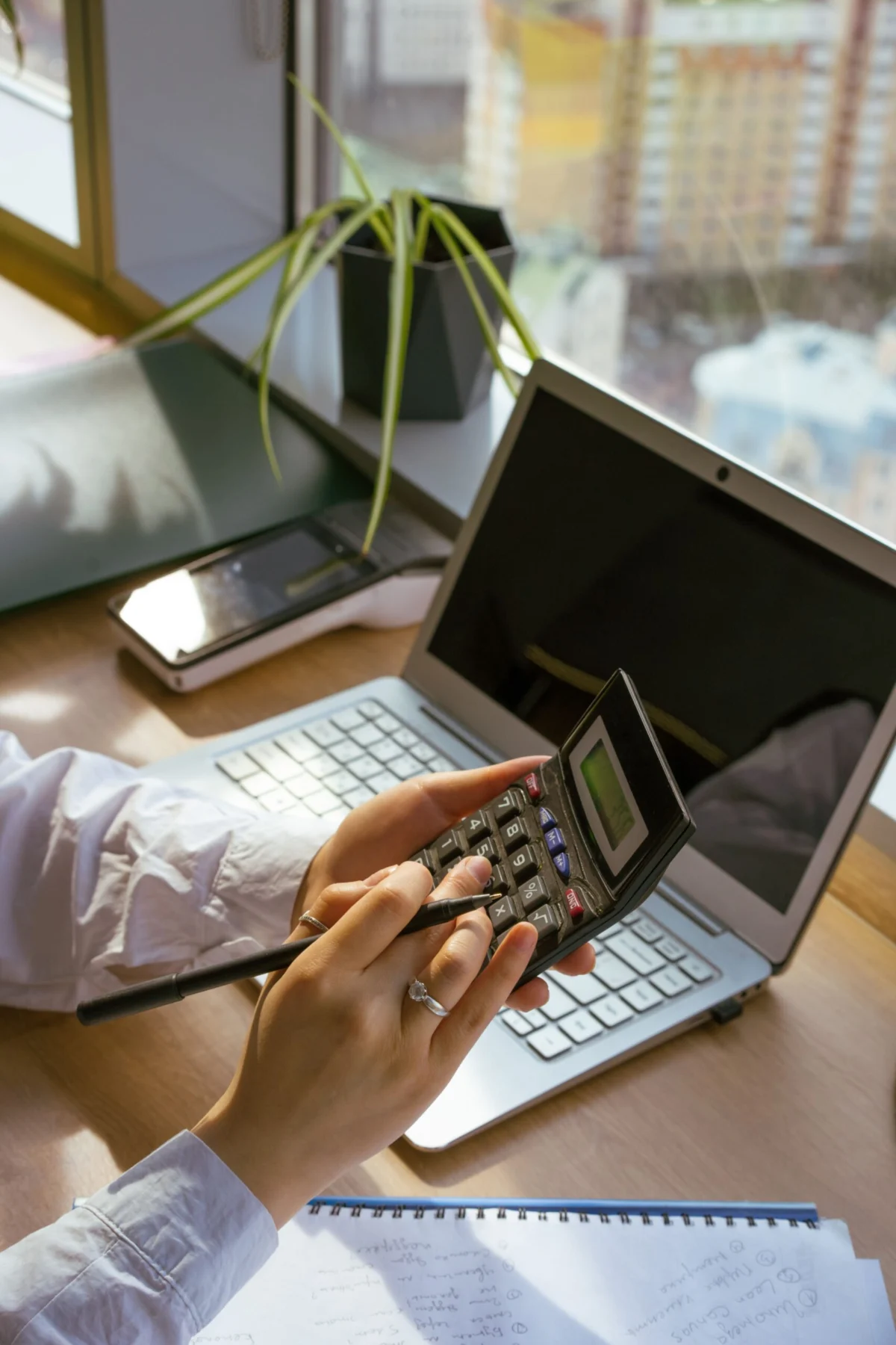 Assurance habitation jeune actif : comparer les offres et le budget